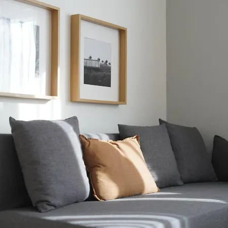 Quiet Design With Free Parking شقة