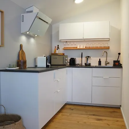 Quiet Design With Free Parking *