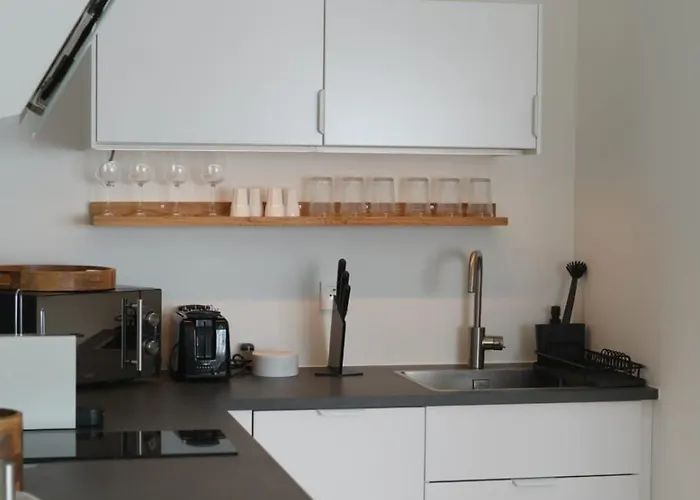 Quiet Design With Free Parking Appartement