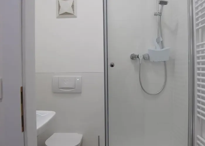 Quiet Design With Free Parking