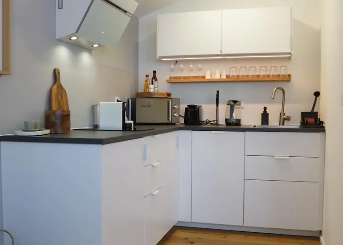 Quiet Design With Free Parking *